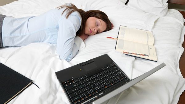 Чому після денного сну болить голова — причини поганого самопочуття